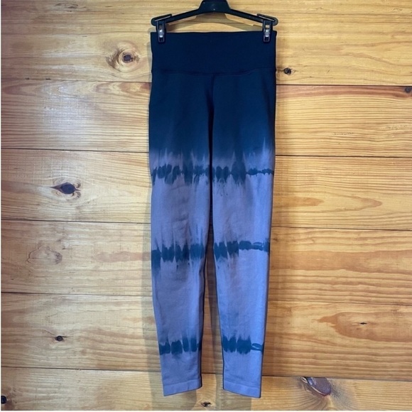 Aerie Offline Seamless High Rise Black & Purple Tie Dye Leggings Extra Small - Picture 5 of 11